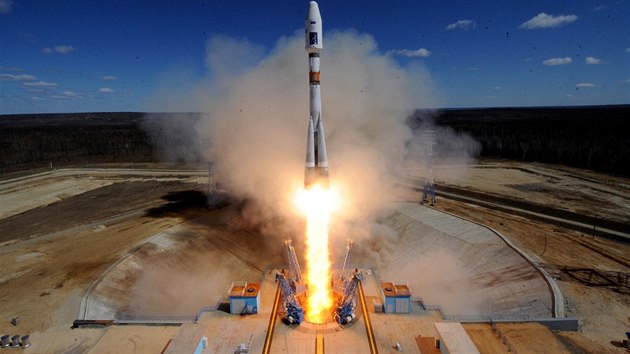 Raketa Sojuz 2.1a krtce po startu z novho ruskho kosmodromu Vostonyj.