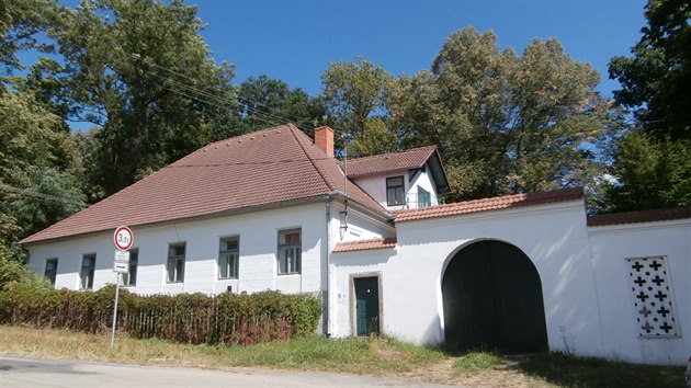 Neznaov, okres esk Budjovice. Historick chalupa s uitnou plochou 350 metr tverench stoj na pozemku o rozloze 1 300 metr tverench.