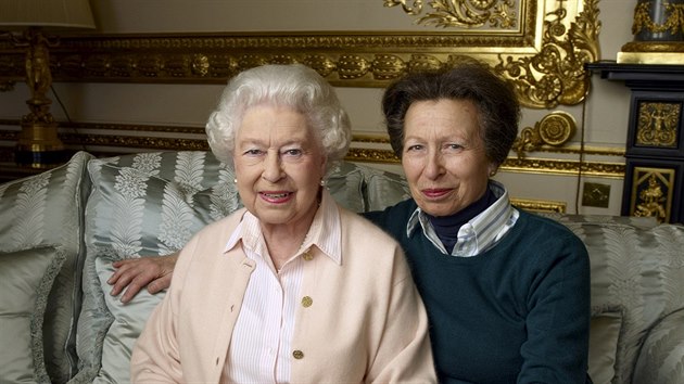 Krlovna Albta II. a jej dcera princezna Anna na Windsorskm zmku na portrtu od Annie Leibovitzov