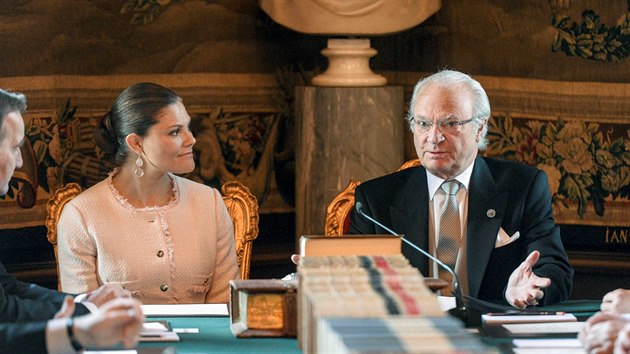 vdsk korunn princezna Victoria a krl Carl XVI. Gustaf na mimodnm zasedn vldy, kde panovnk oznmil jmno a titul svho tetho vnuka. Celkem m u pt vnouat (Stockholm, 21. dubna 2016).