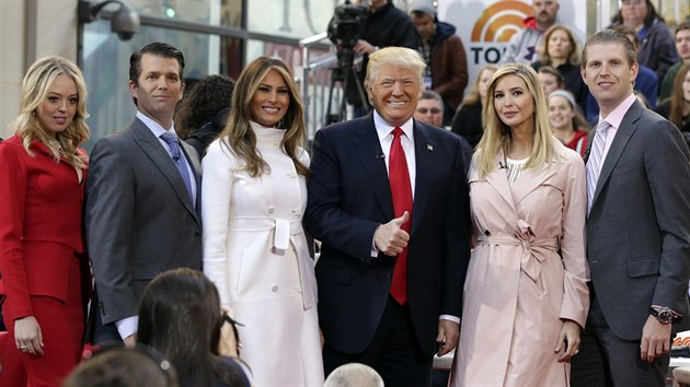 Donald Trump, jeho manelka Melania a dti (vlevo) Tiffany, Donald Jr., (vpravo) Ivanka a Eric (New York, 21. dubna 2016)