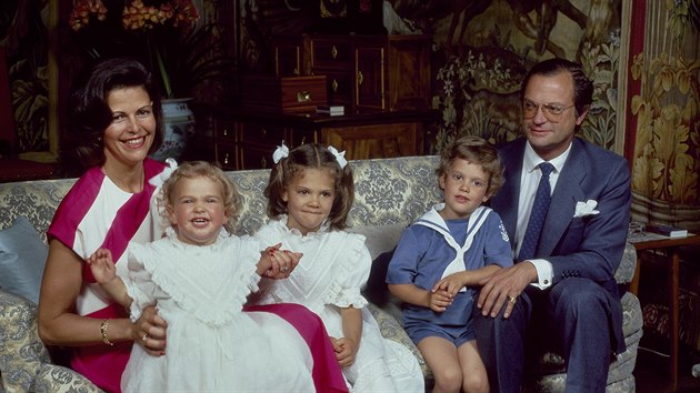 vdsk krlovna Silvia, princezny Madeleine a Victoria, princ Carl Philip a krl Carl XVI. Gustaf na zmku Drottningholm (1984)