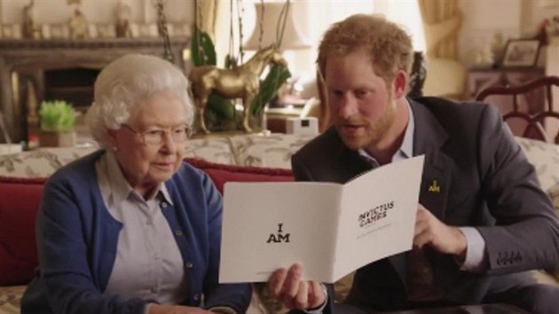 Princ Harry a jeho babika, britsk krlovna Albta II., na videu na podporu mezinrodnch her pro handicapovan vojky Invictus Games.