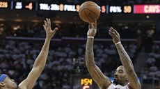 TROJKA. J.R. Smith z Clevelandu střílí přes Tobiase Harrise z Detroitu. TROJKA. J.R. Smith z Clevelandu střílí přes Tobiase Harrise z Detroitu.