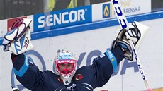 VÍTZNÝ ZÁSKOK. Marek Schwarz odchytal ve finále svj první duel v play-off  a...