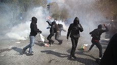 Střet demonstrantů s policií v centru Paříže (28. dubna 2016) Střet demonstrantů s policií v centru Paříže (28. dubna 2016)