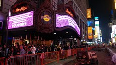 Pouta Hard Rock Cafe na Times Square v New Yorku se vzpomínkou na zpváka...