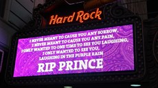 Pouta Hard Rock Cafe na Times Square v New Yorku se vzpomínkou na zpváka...