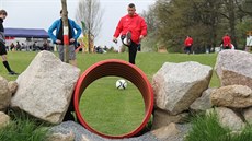 TREFÍM TO? Momentka z prvního kola fotbalgolfové ligy. TREFÍM TO? Momentka z prvního kola fotbalgolfové ligy.