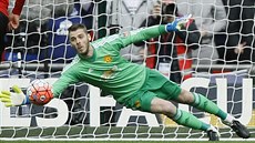 MÁM JÍ. David de Gea, gólman Manchesteru United, chytá pokutový kop v...