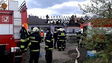 Požár truhlárny v Lišově likvidovaly čtyři hasičské jednotky. Požár truhlárny v Lišově likvidovaly čtyři hasičské jednotky.