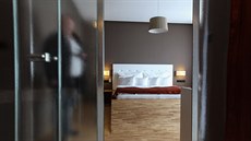 Majitel hotelu Luká Pytloun v pokoji s názvem #UAXdesign, který navrhl Radek Leskovjan.