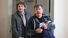 Podle obžaloby měl obviněný (vpravo) negativně ovlivňovat výchovu dvou dalších,... Podle obžaloby měl obviněný (vpravo) negativně ovlivňovat výchovu dvou dalších,...