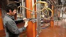 Sládek jihlavského pivovaru Richard Procházka čepuje pivo z tanku. Ty se... Sládek jihlavského pivovaru Richard Procházka čepuje pivo z tanku. Ty se...
