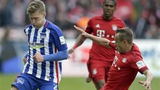 Rafinha z Bayernu Mnichov (vlevo) se skluzem snaí zastavit prnik Mitchella...