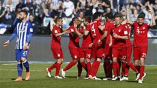 Fotbalisté Bayernu Mnichov se radují z gólu v utkání proti Herth Berlín....