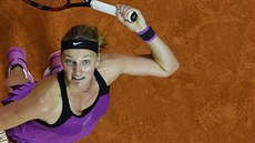 NA PODÁNÍ. Petra Kvitová servíruje v semifinále turnaje ve Stuttgartu.