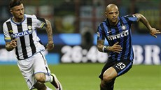 Felipe Melo z Interu Milán (vpravo) a Badu Emmmanuel Agyeman z Udine. Felipe Melo z Interu Milán (vpravo) a Badu Emmmanuel Agyeman z Udine.