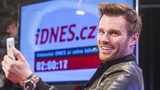 Moderátor Leoš Mareš při videochatu na iDNES.cz. (26. dubna 2016) Moderátor Leoš Mareš při videochatu na iDNES.cz. (26. dubna 2016)