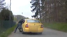 Zdrogovaný řidič najel autem na policistu Zdrogovaný řidič najel autem na policistu