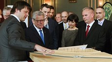 Uprostřed řeky Nisy leží pomyslný bod, kde se stýkají české, německé a polské... Uprostřed řeky Nisy leží pomyslný bod, kde se stýkají české, německé a polské...