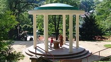 Obřad otevírání a svěcení pramenů v Luhačovicích vás přenese do poklidné... Obřad otevírání a svěcení pramenů v Luhačovicích vás přenese do poklidné...