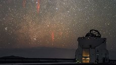 Na fotografii vypadají jako červené šmouhy, ale právě ony jsou rudými skřítky.... Na fotografii vypadají jako červené šmouhy, ale právě ony jsou rudými skřítky....