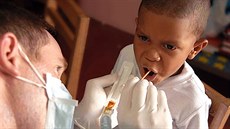 Lékaře vojenského námořnictva USA během humanitární mise v Portoriku Lékaře vojenského námořnictva USA během humanitární mise v Portoriku