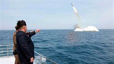 Kim ong-un v roce 2015 sleduje odpálení rakety z ponorky.