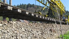Nakládání pražců a kolejí na trati mezi Ústím nad Orlicí a Letohradem. Nakládání pražců a kolejí na trati mezi Ústím nad Orlicí a Letohradem.
