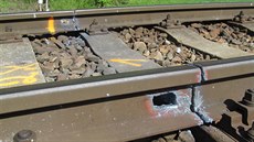 Rozřezaná kolej připravená na vyjmutí z náspu. Rozřezaná kolej připravená na vyjmutí z náspu.