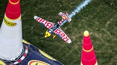 Martin Šonka během závodu Red Bull Air Race v rakouském Spielbergu. Martin Šonka během závodu Red Bull Air Race v rakouském Spielbergu.