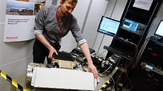 Celý systém pro vysokorychlostní internetové satelitní spojení na palubu... Celý systém pro vysokorychlostní internetové satelitní spojení na palubu...