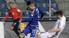 Martin Hála z Olomouce uniká, atakuje ho Ondej Kúdela z Boleslavi.