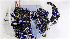 Hokejisté St. Louis se radují z postupu do druhého kola Stanley Cupu.