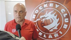 Vladimír Kýhos na tiskové konferenci hokejového Třince Vladimír Kýhos na tiskové konferenci hokejového Třince
