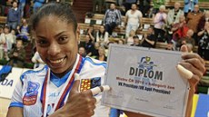 Brazilka Solange Soaresová s diplomem volejbalových šampionek z Prostějova. Brazilka Solange Soaresová s diplomem volejbalových šampionek z Prostějova.