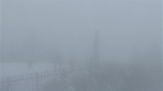 V Beskydech zima jet neskonila. Na Lysé hoe je sníh a namrzající mlha....