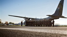 Nástup 29 eských policist  ped letadlem, které je dopraví na ecký ostrov...