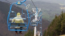 Tsn ped stedení devátou hodinou ranní zstalo na sedakové lanovce kvli...