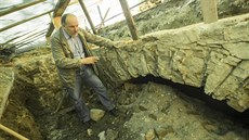 Památkář Karel Bartošek ukazuje nalezený most z raného baroka, který patří mezi... Památkář Karel Bartošek ukazuje nalezený most z raného baroka, který patří mezi...