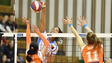 Prostějovská Melissa Vargasová útočí přes blokující volejbalistky Olomouce... Prostějovská Melissa Vargasová útočí přes blokující volejbalistky Olomouce...