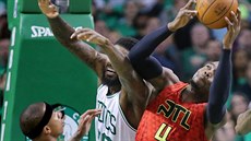 Paul Millsap (vpravo) z Atlanty se dere pod koš Bostonu přes bránící Isaiaha... Paul Millsap (vpravo) z Atlanty se dere pod koš Bostonu přes bránící Isaiaha...