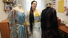 Kateřina Mrázková, která ve svém bytě v Ostravě-Zábřehu šije šaty ve... Kateřina Mrázková, která ve svém bytě v Ostravě-Zábřehu šije šaty ve...