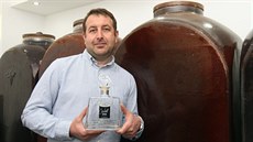 Jan Kleiner u kameninových nádob určených k zrání pálenky. Jeho destilát z... Jan Kleiner u kameninových nádob určených k zrání pálenky. Jeho destilát z...