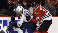 Vladimir Tarasenko (vlevo) ze St. Louis a Arťom Anisimov z Chicaga se... Vladimir Tarasenko (vlevo) ze St. Louis a Arťom Anisimov z Chicaga se...