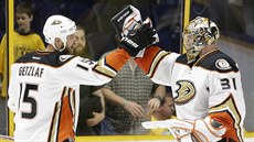 Ryan Getzlaf a branká Frederik Andersen oslavují výhru svého Anaheimu nad...