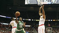 Bostonský rozehrávač Terry Rozier (12) najel mezi atlantské Dennise Schrödera... Bostonský rozehrávač Terry Rozier (12) najel mezi atlantské Dennise Schrödera...