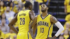 Paul George (13) a Ian Mahinmi (28) luí, e jejich Indiana prohraje s Torontem.