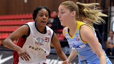 Theairra Taylorová (vlevo) z Nymburka marně stíhá Karolínu Elhotovou z USK... Theairra Taylorová (vlevo) z Nymburka marně stíhá Karolínu Elhotovou z USK...